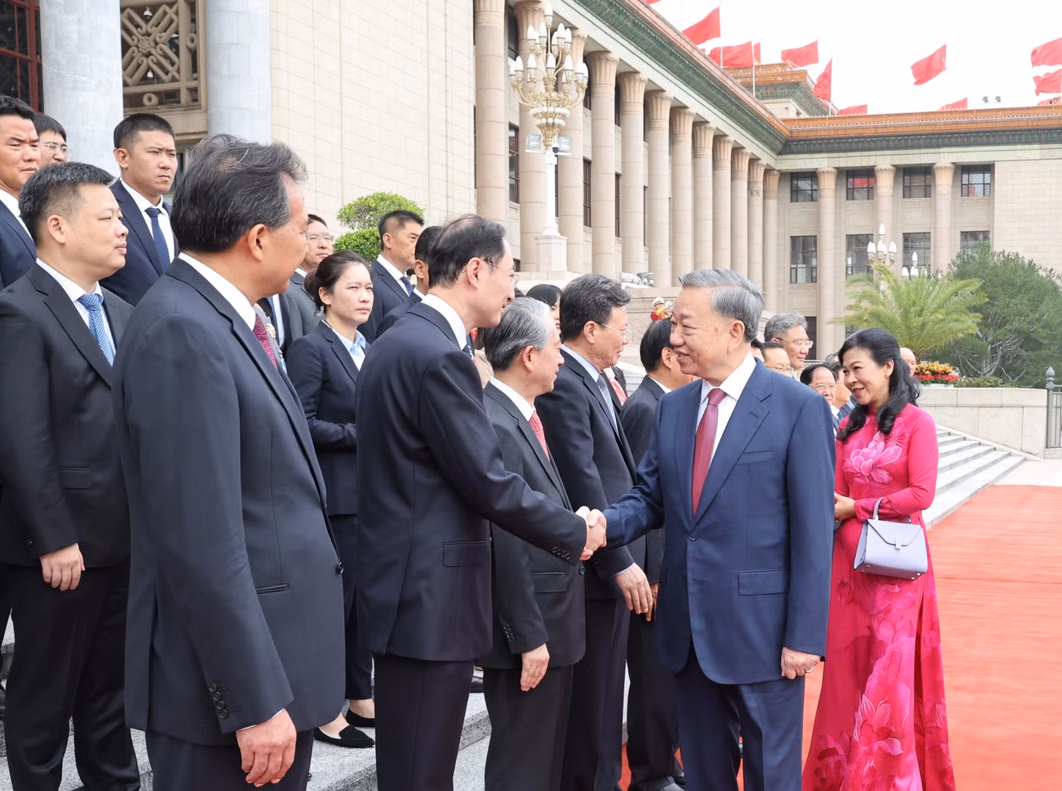 Tổng Bí thư, Chủ tịch nước Tô Lâm và Phu nhân bắt tay các thành viên chính thức Đoàn đại biểu Trung Quốc tại Lễ đón. Ảnh: Trí Dũng – TTXVN