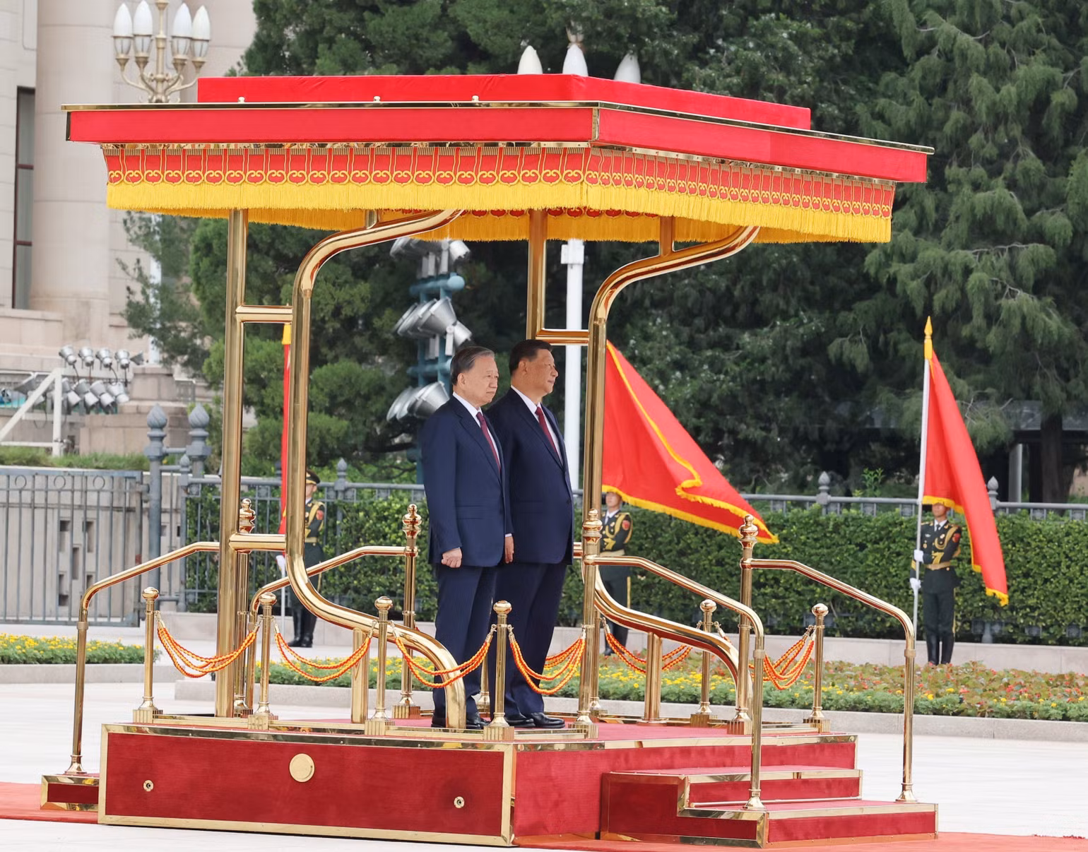 Tổng Bí thư, Chủ tịch nước Tô Lâm và Tổng Bí thư, Chủ tịch nước Trung Quốc Tập Cận Bình trên bục danh dự, nghe quân nhạc cử Quốc thiều hai nước. Ảnh: Trí Dũng – TTXVN