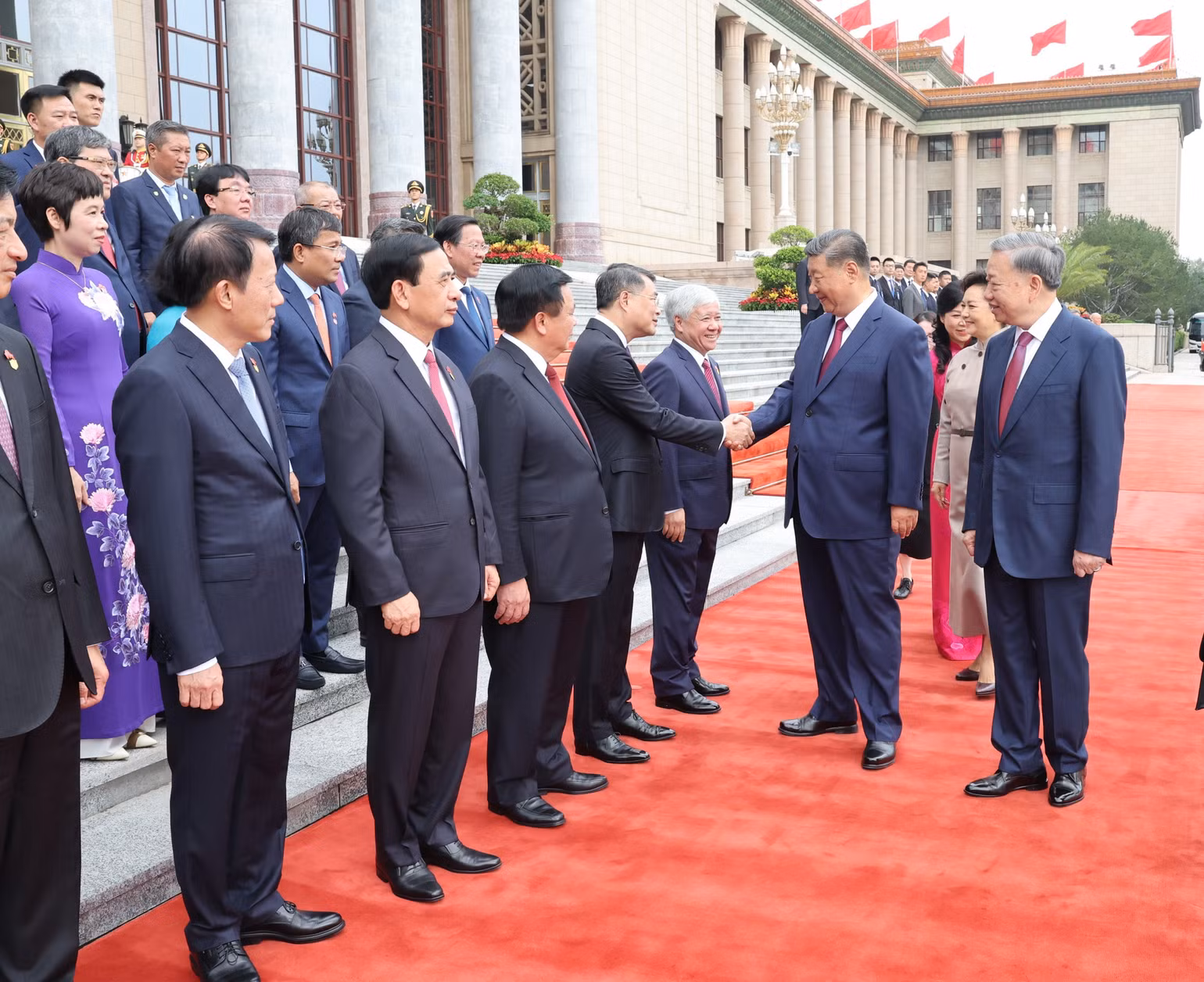 Tổng Bí thư, Chủ tịch nước Trung Quốc Tập Cận Bình bắt tay các thành viên chính thức Đoàn cấp cao Việt Nam tại Lễ đón. Ảnh: Trí Dũng – TTXVN