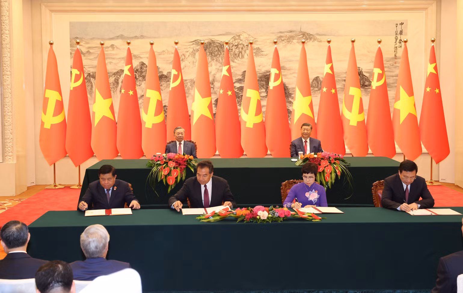 Lễ ký Thỏa thuận hợp tác nghiệp vụ giữa Thông tấn xã Việt Nam với Tân Hoa xã (bên phải) và hợp tác về đầu tư (bên trái) giữa hai nước. Ảnh: Trí Dũng – TTXVN Lễ ký Thỏa thuận hợp tác nghiệp vụ giữa Thông tấn xã Việt Nam với Tân Hoa xã (bên phải) và hợp tác về đầu tư (bên trái) giữa hai nước. Ảnh: Trí Dũng – TTXVN