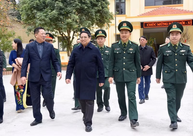 [Ảnh] Thủ tướng Phạm Minh Chính thăm, động viên và chúc Tết cán bộ, chiến sĩ Đồn Biên phòng Tà Lùng ảnh 3