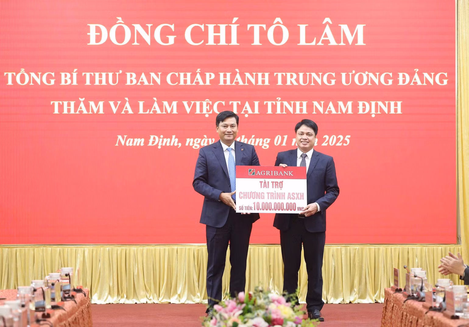 Ông Phạm Toàn Vượng - Tổng Giám đốc Agribank trao gói tài trợ. Ông Phạm Toàn Vượng - Tổng Giám đốc Agribank trao gói tài trợ.