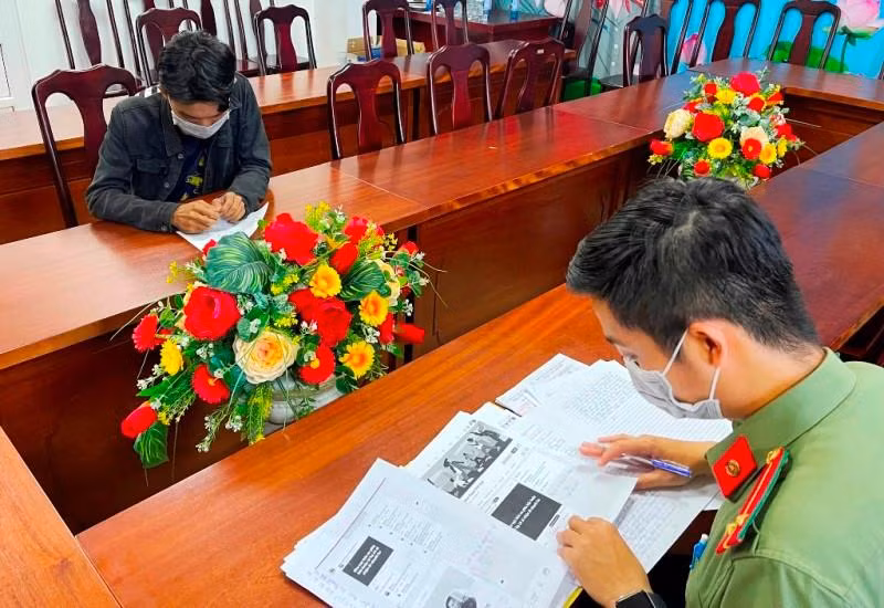 Công an đã mời Nguyễn Quốc Huy đến làm việc và xử lý hành vi vi phạm pháp luật của thanh niên này. (Ảnh: Công an cung cấp)