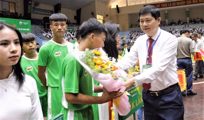 Giám đốc Sở Giáo dục và Đào tạo tỉnh Đắk Lắk Phạm Đăng Khoa, đơn vị được Bộ Giáo dục và Đào tạo ủy nhiệm đăng cai tổ chức Vòng chung kết Giải Bóng đá học sinh tiểu học và trung học cơ sở toàn quốc Cup Milo năm 2022 tặng hoa cho các đội bóng tham gia giải.