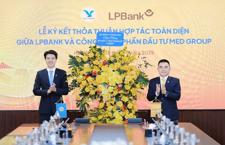 Nhân dịp sinh nhật 17 năm của LPBank, TS Nguyễn Trí Anh - Tổng Giám đốc MED Group (trái) gửi hoa chúc mừng tới đại diện LPBank, ông Hồ Nam Tiến - Phó Chủ tịch Thường trực HĐQT (phải).
