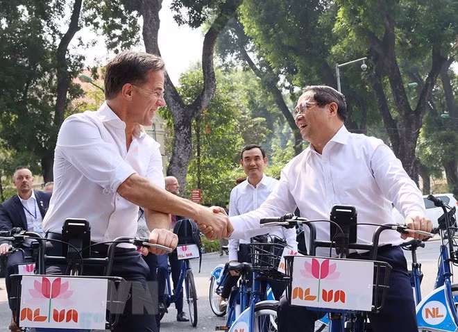 Thủ tướng Phạm Minh Chính và Thủ tướng Hà Lan Mark Rutte trên phố Hà Nội. (Ảnh: Dương Giang/TTXVN)