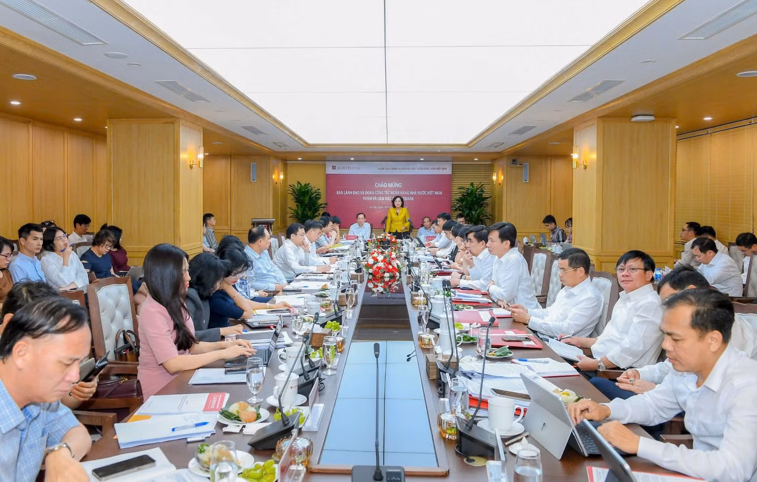 Ban Lãnh đạo và đoàn công tác Ngân hàng Nhà nước Việt Nam làm việc với Agribank về đánh giá kết quả triển khai Phương án cơ cấu lại gắn với xử lý nợ xấu giai đoạn 2021-2025. Ban Lãnh đạo và đoàn công tác Ngân hàng Nhà nước Việt Nam làm việc với Agribank về đánh giá kết quả triển khai Phương án cơ cấu lại gắn với xử lý nợ xấu giai đoạn 2021-2025.