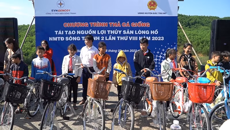 Trao 40 chiếc xe đạp tặng học sinh khó khăn, hiếu học tại huyện Bắc Trà My. Trao 40 chiếc xe đạp tặng học sinh khó khăn, hiếu học tại huyện Bắc Trà My.