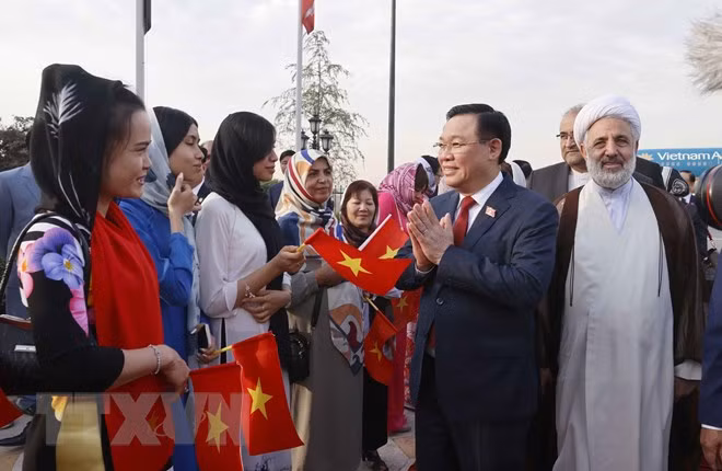 Cộng đồng người Việt đón Chủ tịch Quốc hội Vương Đình Huệ tại Sân bay Mehrabad, thủ đô Tehran. (Ảnh: Doãn Tấn/TTXVN) Cộng đồng người Việt đón Chủ tịch Quốc hội Vương Đình Huệ tại Sân bay Mehrabad, thủ đô Tehran. (Ảnh: Doãn Tấn/TTXVN)