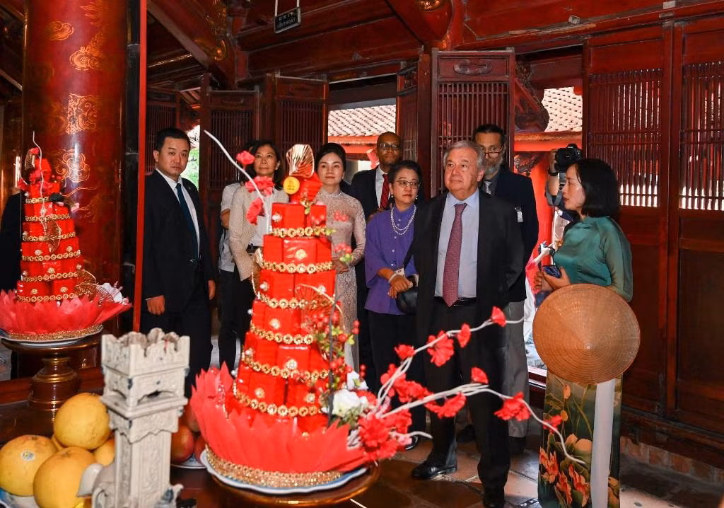 Tổng Thư ký Liên hợp quốc Antonio Guterres tham quan Văn Miếu-Quốc Tử Giám.