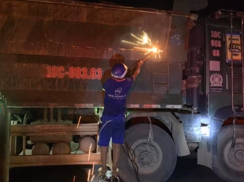 Vận động chủ phương tiện tự tháo, cắt thùng xe quá khổ (ảnh do Công an tỉnh cung cấp).