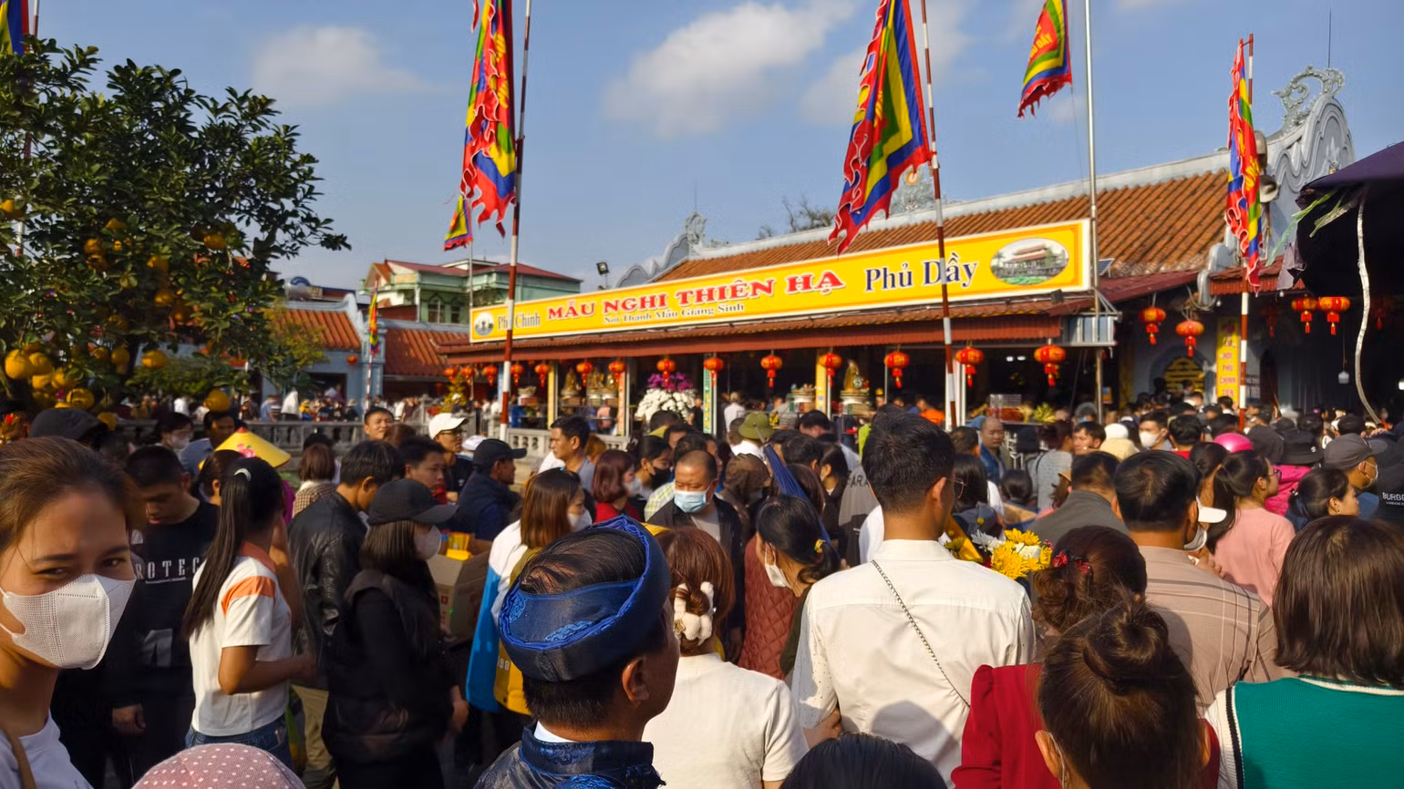 Khách du xuân thăm Chợ Viềng và làm lễ tại Di tích lịch sử-văn hóa quốc gia Phủ Dầy, xã Kim Thái, huyện Vụ Bản (Nam Định). Ảnh: Trần Khánh