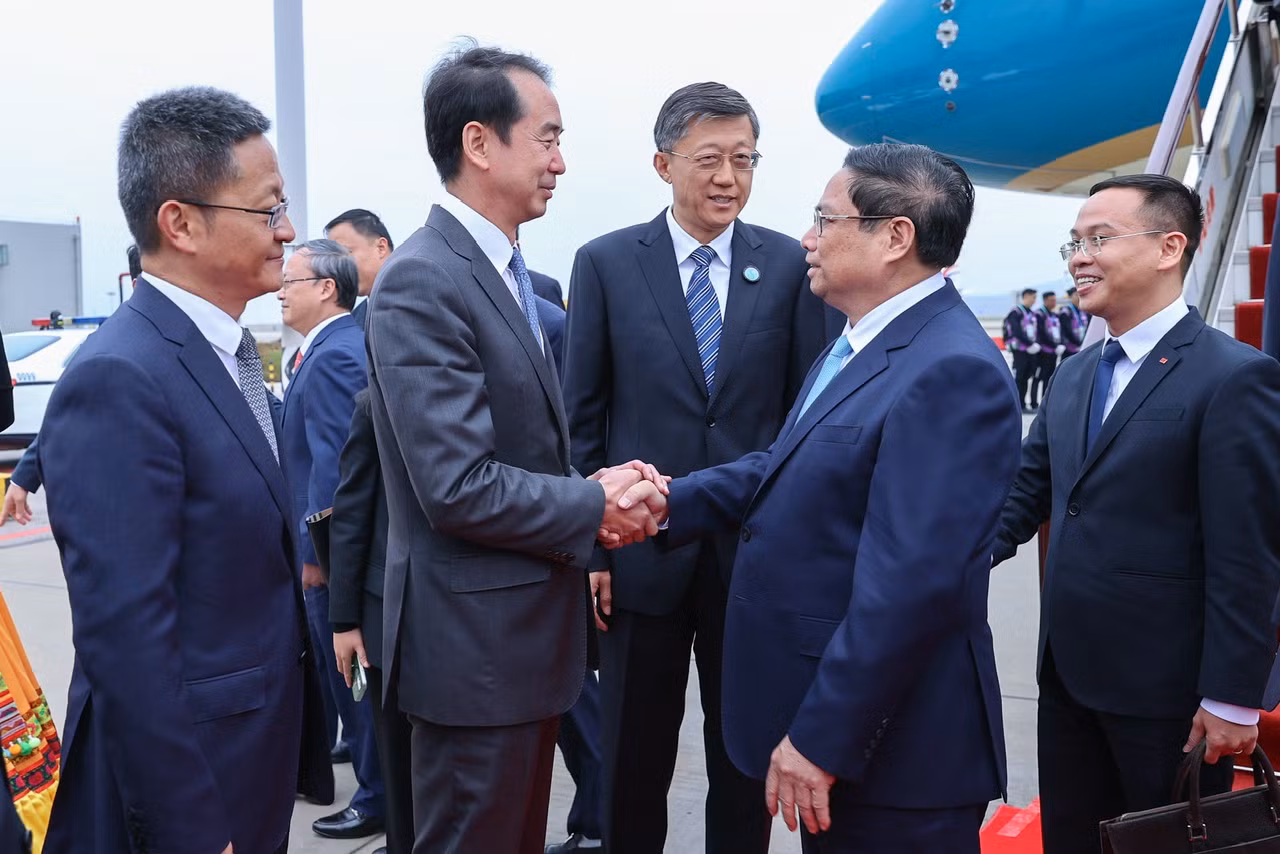 Lễ đón Thủ tướng Phạm Minh Chính đến Côn Minh, tỉnh Vân Nam bắt đầu chuyến tham dự Hội nghị Thượng đỉnh Hợp tác tiểu vùng Mekong mở rộng (GMS) lần thứ 8. Ảnh: Thanh Giang Lễ đón Thủ tướng Phạm Minh Chính đến Côn Minh, tỉnh Vân Nam bắt đầu chuyến tham dự Hội nghị Thượng đỉnh Hợp tác tiểu vùng Mekong mở rộng (GMS) lần thứ 8. Ảnh: Thanh Giang