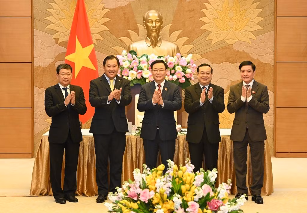 Chủ tịch Quốc hội Vương Đình Huệ và Chủ nhiệm Ủy ban Đối ngoại Quốc hội Lào Sanya Praseuth; Chủ nhiệm Ủy ban Đối ngoại, hợp tác quốc tế, thông tin và truyền thông Quốc hội Campuchia Sous Yara cùng các đại biểu tại buổi tiếp.