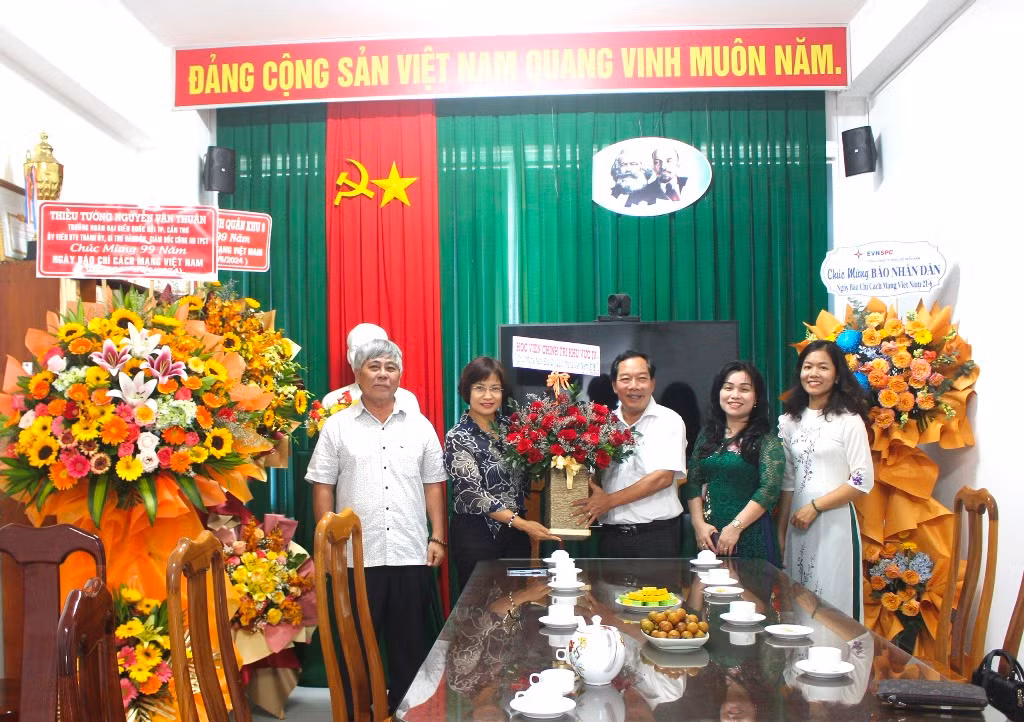 Học viện Chính trị khu vực IV tặng hoa chúc mừng Cơ quan Thường trực Báo Nhân Dân tại Cần Thơ. Học viện Chính trị khu vực IV tặng hoa chúc mừng Cơ quan Thường trực Báo Nhân Dân tại Cần Thơ.