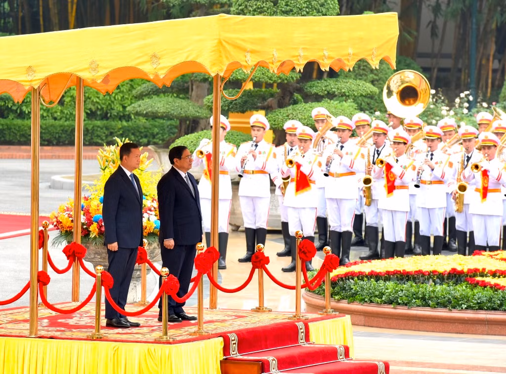 Thủ tướng Phạm Minh Chính và Thủ tướng Vương quốc Campuchia Samdech Moha Bovor Thipadei Hun Manet thực hiện nghi lễ chào cờ hai nước. Thủ tướng Phạm Minh Chính và Thủ tướng Vương quốc Campuchia Samdech Moha Bovor Thipadei Hun Manet thực hiện nghi lễ chào cờ hai nước.