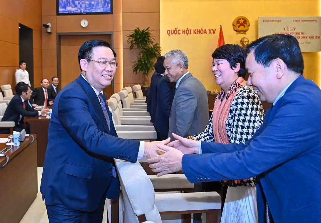 Chủ tịch Quốc hội Vương Đình Huệ với các đại biểu dự buổi lễ.
