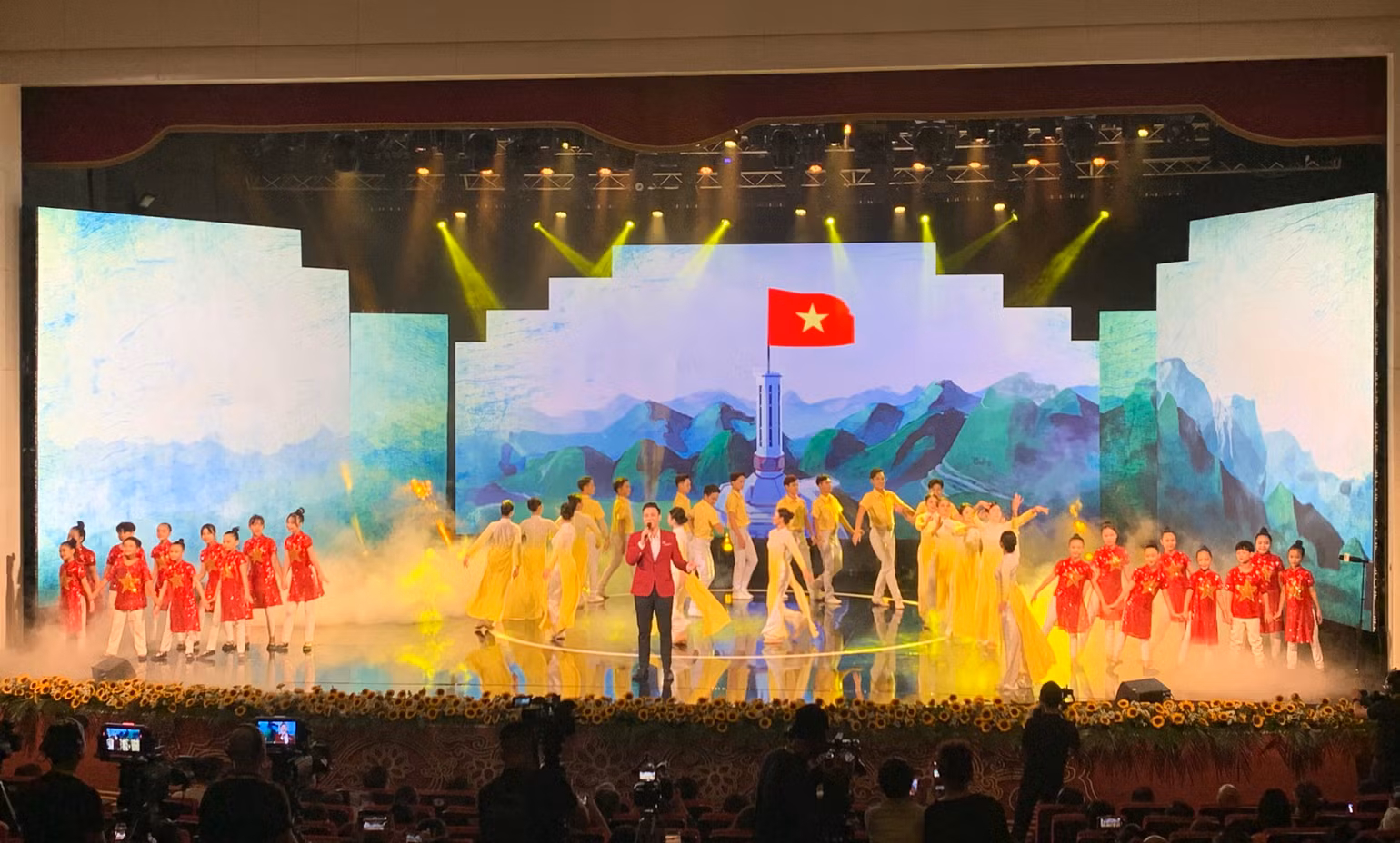 Chương trình gồm nhiều tiết mục văn nghệ đặc sắc.