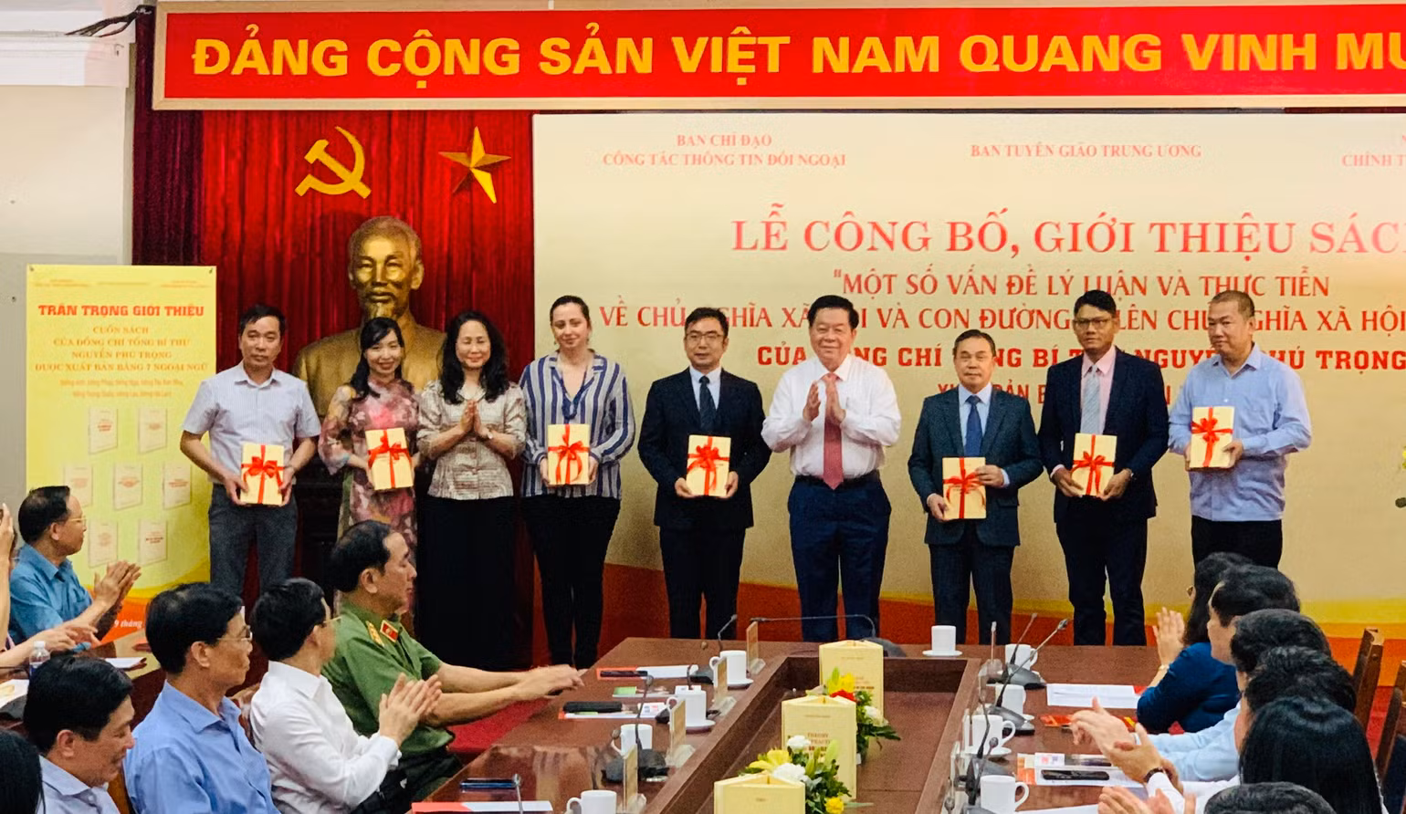 Đồng chí Nguyễn Trọng Nghĩa trao tặng sách cho đại diện một số cơ quan ngoại giao nước ngoài tại Việt Nam. Đồng chí Nguyễn Trọng Nghĩa trao tặng sách cho đại diện một số cơ quan ngoại giao nước ngoài tại Việt Nam.