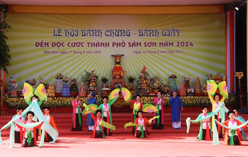 Hát chèo ngợi ca quê hương, đất nước.