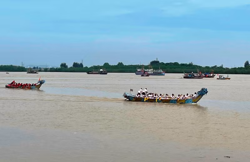 Thi bơi trải trên sông Mã ở phường Quảng Tiến, thành phố Sầm Sơn. Thi bơi trải trên sông Mã ở phường Quảng Tiến, thành phố Sầm Sơn.