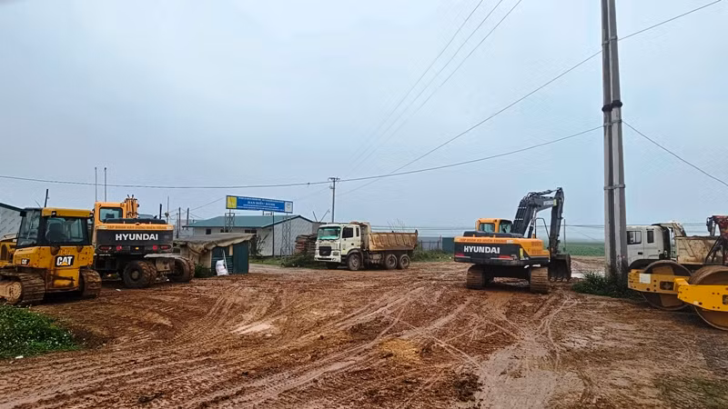 Phương tiện cơ giới và văn phòng điều hành một mũi thi công đường bộ ven biển Nga Sơn- Hoằng Hóa.