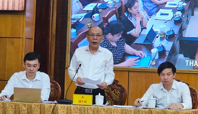 Lãnh đạo Sở Y tế Thanh Hóa giải trình tại phiên họp.