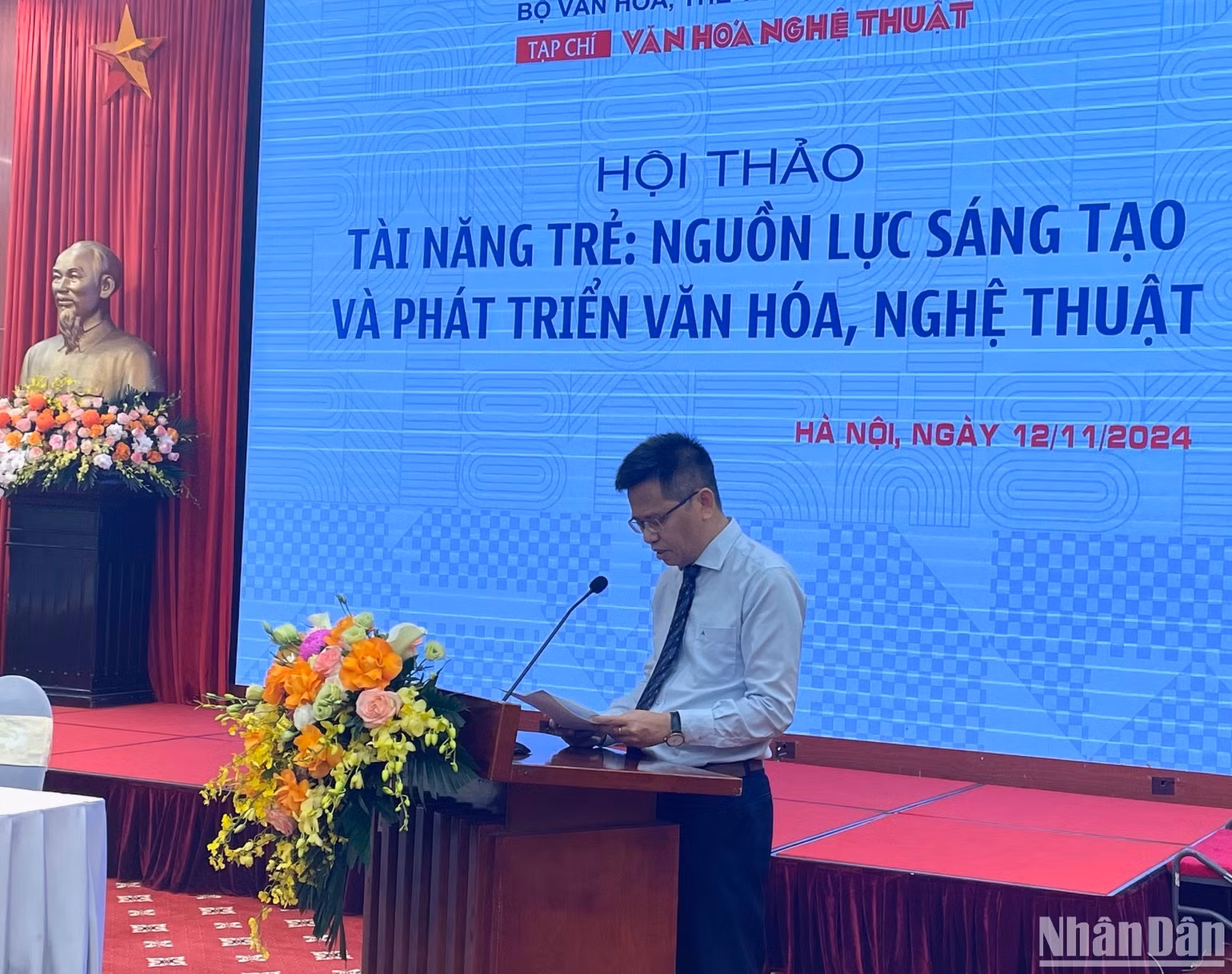 Tổng Biên tập Tạp chí Văn hóa Nghệ thuật Hoàng Hà phát biểu khai mạc. Tổng Biên tập Tạp chí Văn hóa Nghệ thuật Hoàng Hà phát biểu khai mạc.