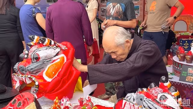 Nghệ nhân Hoàng Choóng, người dân tộc Tày, năm nay gần 80 tuổi.