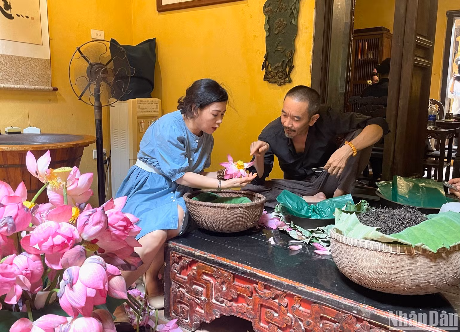 Trải nghiệm kỹ thuật ướp trà sen.