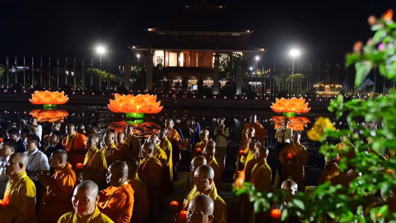 Lễ hội hoa đăng cầu nguyện hòa bình thế giới tại Vesak 2025.