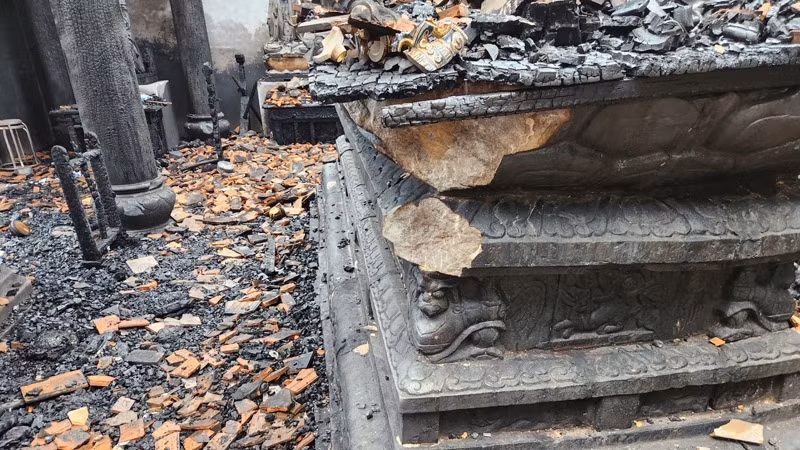 Phần cánh hoa sen của bệ đá bị vỡ. (Ảnh: Cục Di sản văn hóa) Phần cánh hoa sen của bệ đá bị vỡ. (Ảnh: Cục Di sản văn hóa)