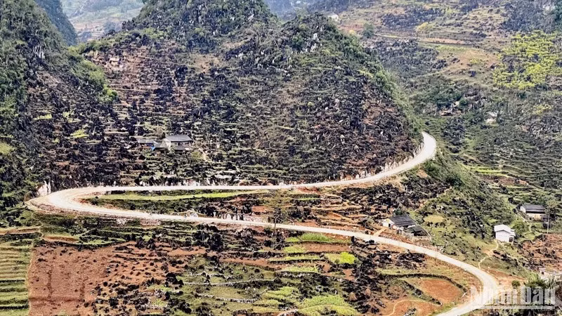 Những cung đường quanh co làm nên "thương hiệu" du lịch Hà Giang. Những cung đường quanh co làm nên "thương hiệu" du lịch Hà Giang.