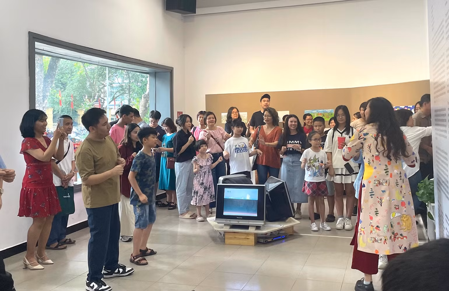 Hoạt động tương tác trong khai mạc triển lãm.
