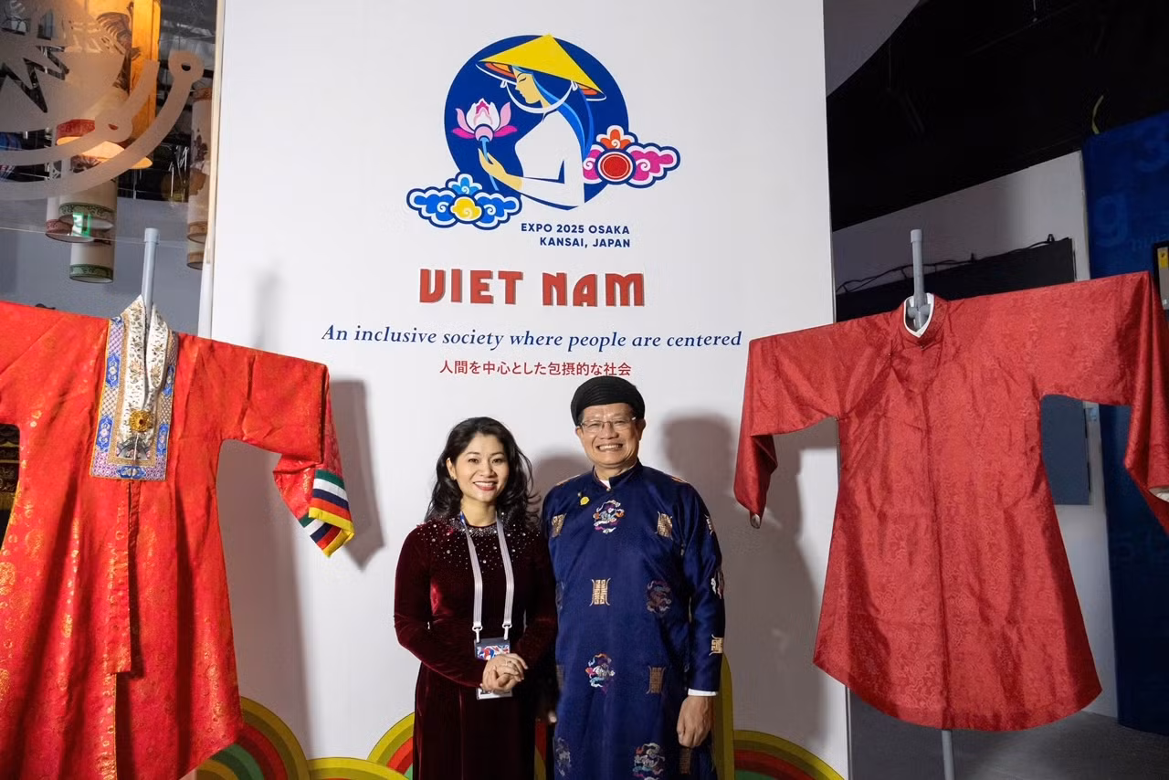 Áo dài Huế trưng bày tại EXPO 2025. Áo dài Huế trưng bày tại EXPO 2025.