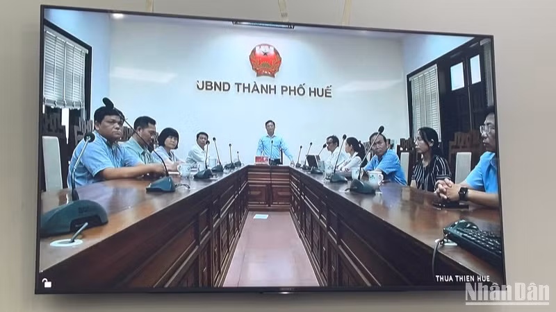 Phó Chủ tịch Thường trực Ủy ban nhân dân thành phố Huế Nguyễn Thanh Bình tham luận trực tuyến. Phó Chủ tịch Thường trực Ủy ban nhân dân thành phố Huế Nguyễn Thanh Bình tham luận trực tuyến.