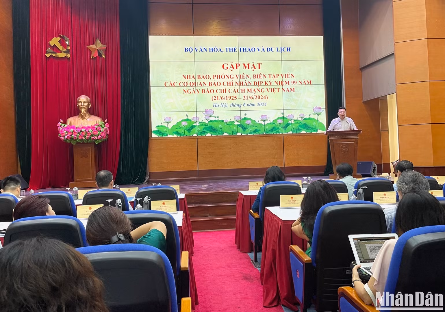 Quang cảnh buổi gặp mặt báo chí.