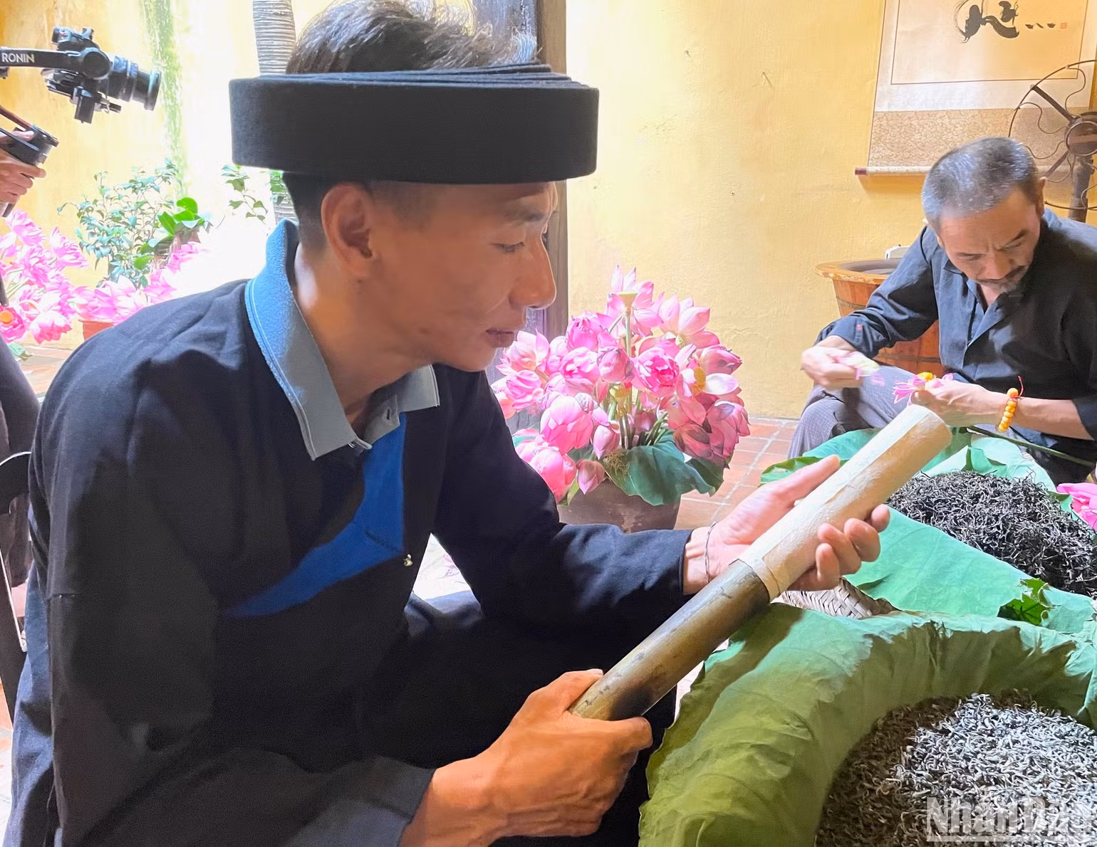 Ông Đặng Văn Quân giới thiệu trà shan tuyết ống lam.