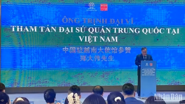 Tham tán Đại sứ quán Trung Quốc tại Việt Nam Trịnh Đại Vĩ phát biểu khai mạc chương trình giao lưu. Tham tán Đại sứ quán Trung Quốc tại Việt Nam Trịnh Đại Vĩ phát biểu khai mạc chương trình giao lưu.