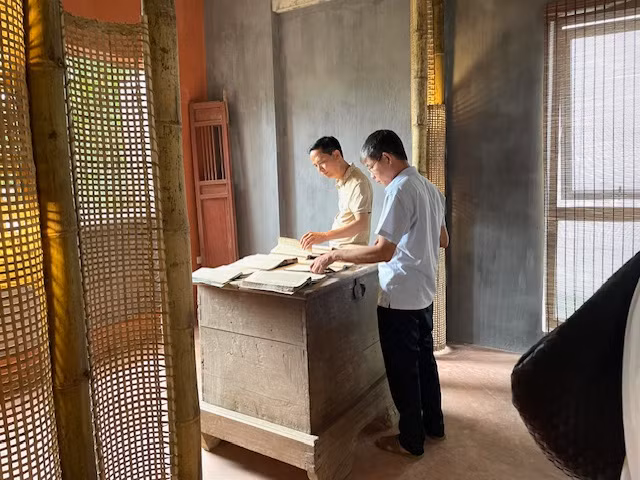 Các nghệ nhân khắc in mộc bản Thanh Liễu Các nghệ nhân khắc in mộc bản Thanh Liễu