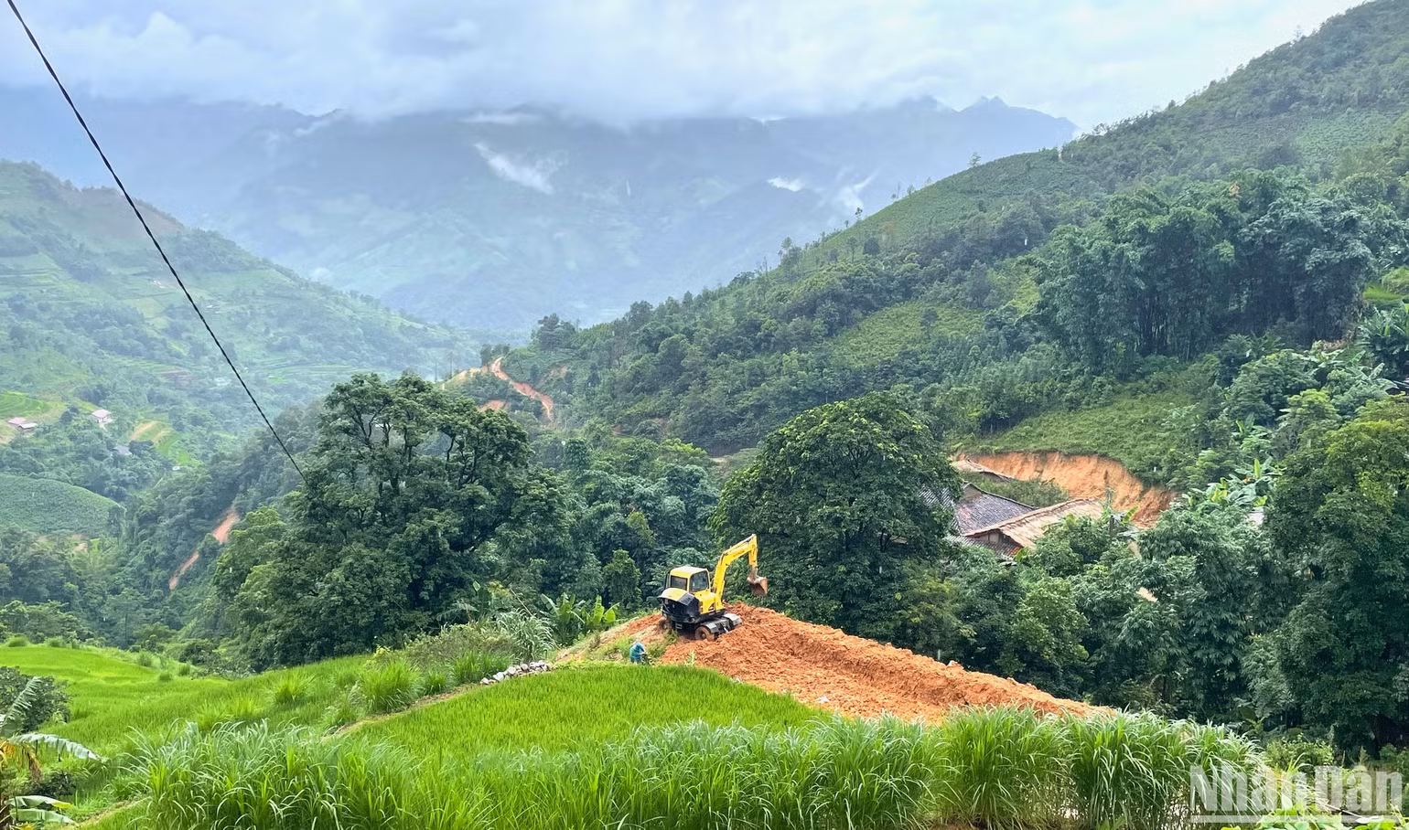 Xe ủi đang múc đất làm công trình. Xe ủi đang múc đất làm công trình.