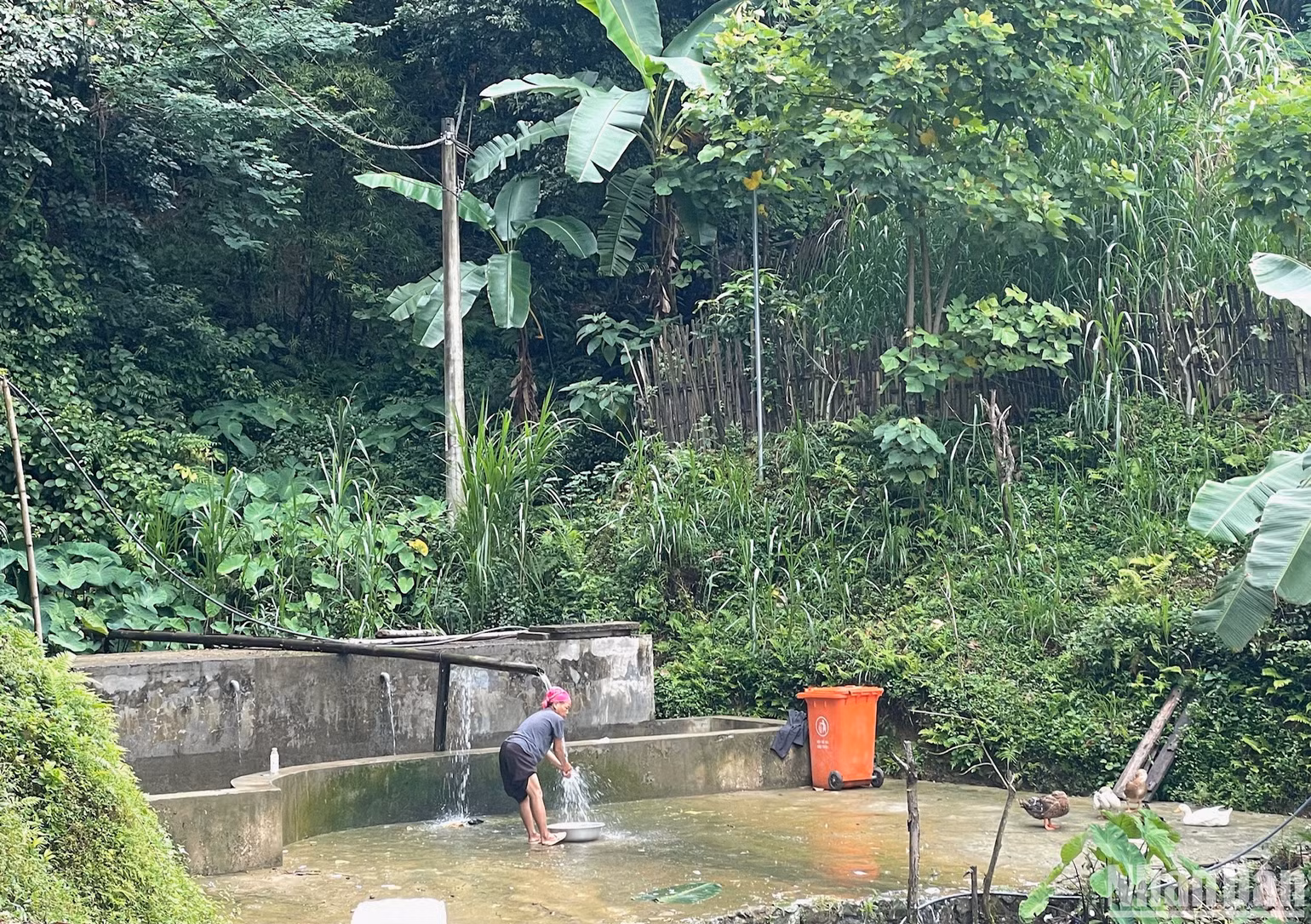 Bể nước công cộng ở bản Khuổi Khon. Bể nước công cộng ở bản Khuổi Khon.