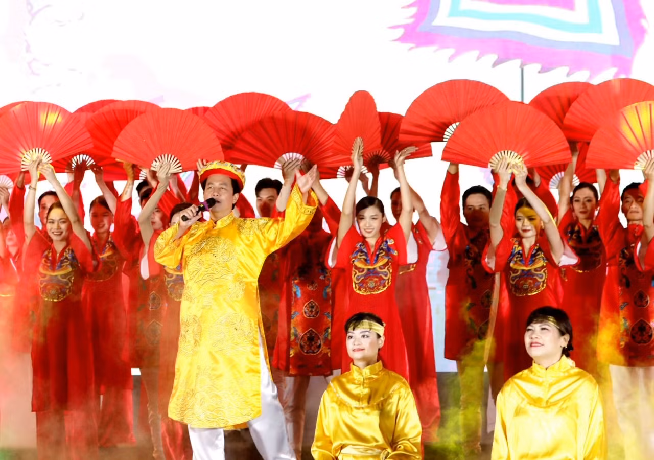 Chương trình nghệ thuật Sắc màu hội tụ và tỏa sáng. Chương trình nghệ thuật Sắc màu hội tụ và tỏa sáng.