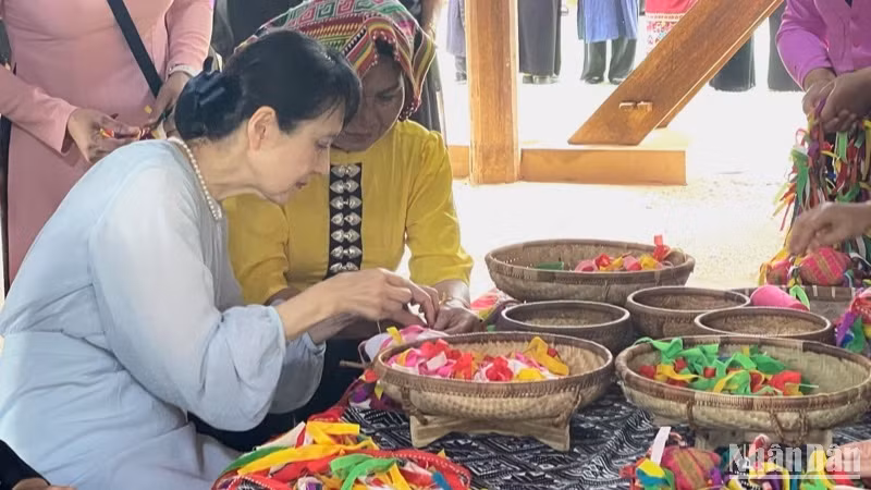Phu nhân Thủ tướng Nhật Bản Ishiba Yoshiko trải nghiệm làm quả còn.