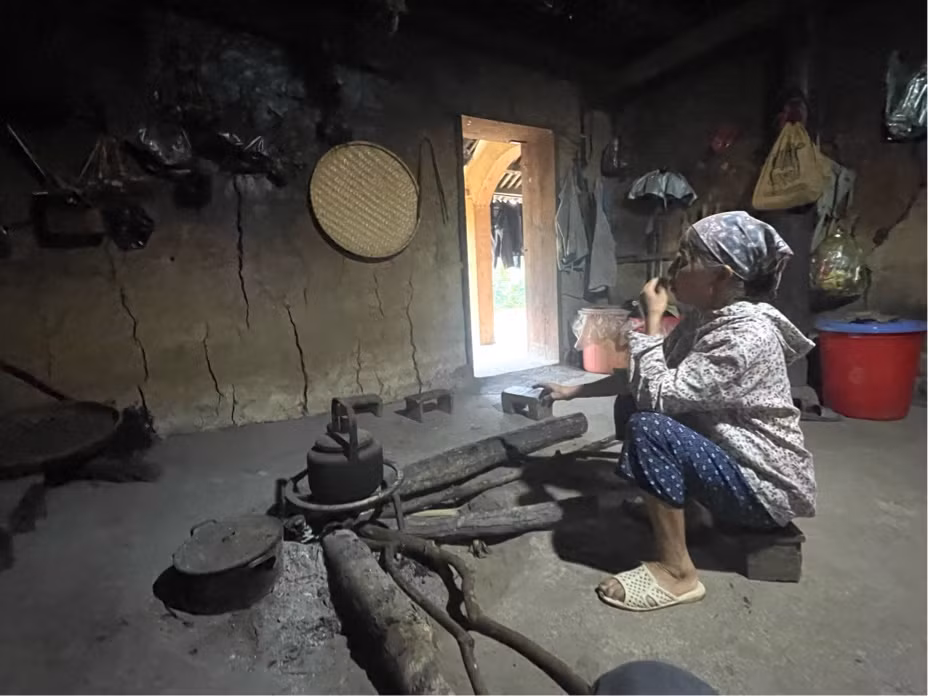 Khu bếp bên trong ngôi nhà của chị Lý Thị Ún. Khu bếp bên trong ngôi nhà của chị Lý Thị Ún.
