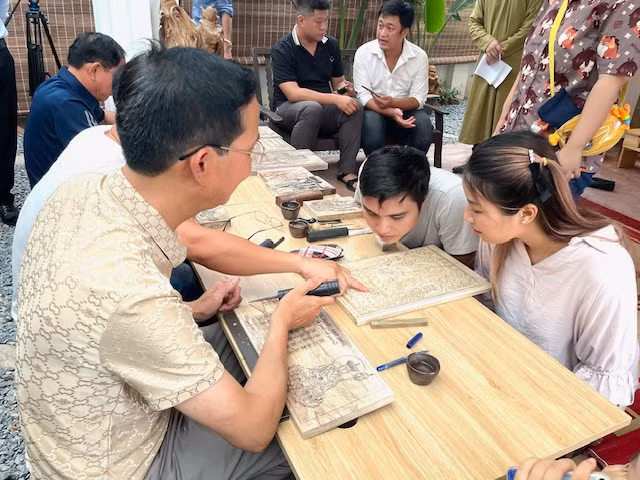 Giới trẻ tìm hiểu nghề truyền thống Giới trẻ tìm hiểu nghề truyền thống