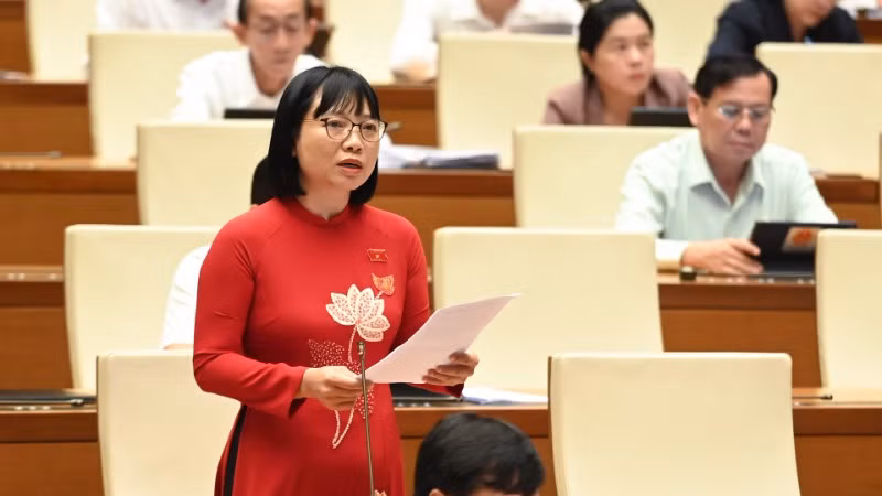 Đại biểu Nguyễn Thị Việt Nga (Đoàn Hải Dương) phát biểu tại hội trường. (Ảnh: BÙI GIANG)