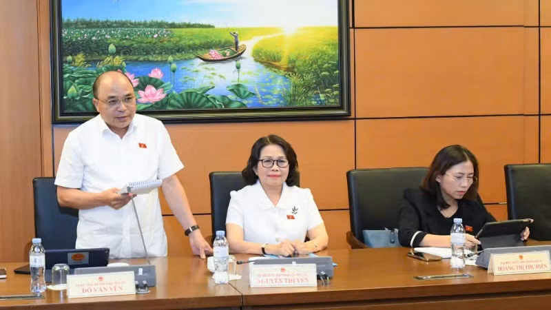 Đại biểu Đỗ Văn Yên (Đoàn Bà Rịa-Vũng Tàu), Chuẩn Đô đốc, Phó Chính ủy Quân chủng Hải quân Việt Nam phát biểu thảo luận tại tổ. (Ảnh: Quochoi.vn)