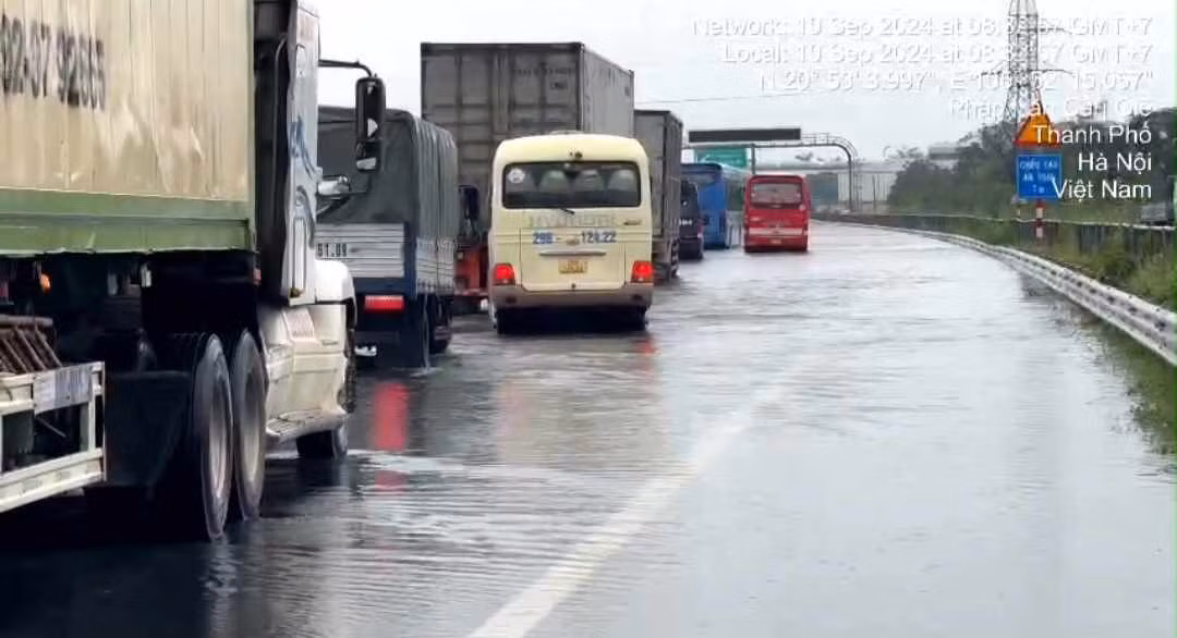 Ghi nhận hiện tượng ngập lụt trên cao tốc. Ảnh: Chu Dũng