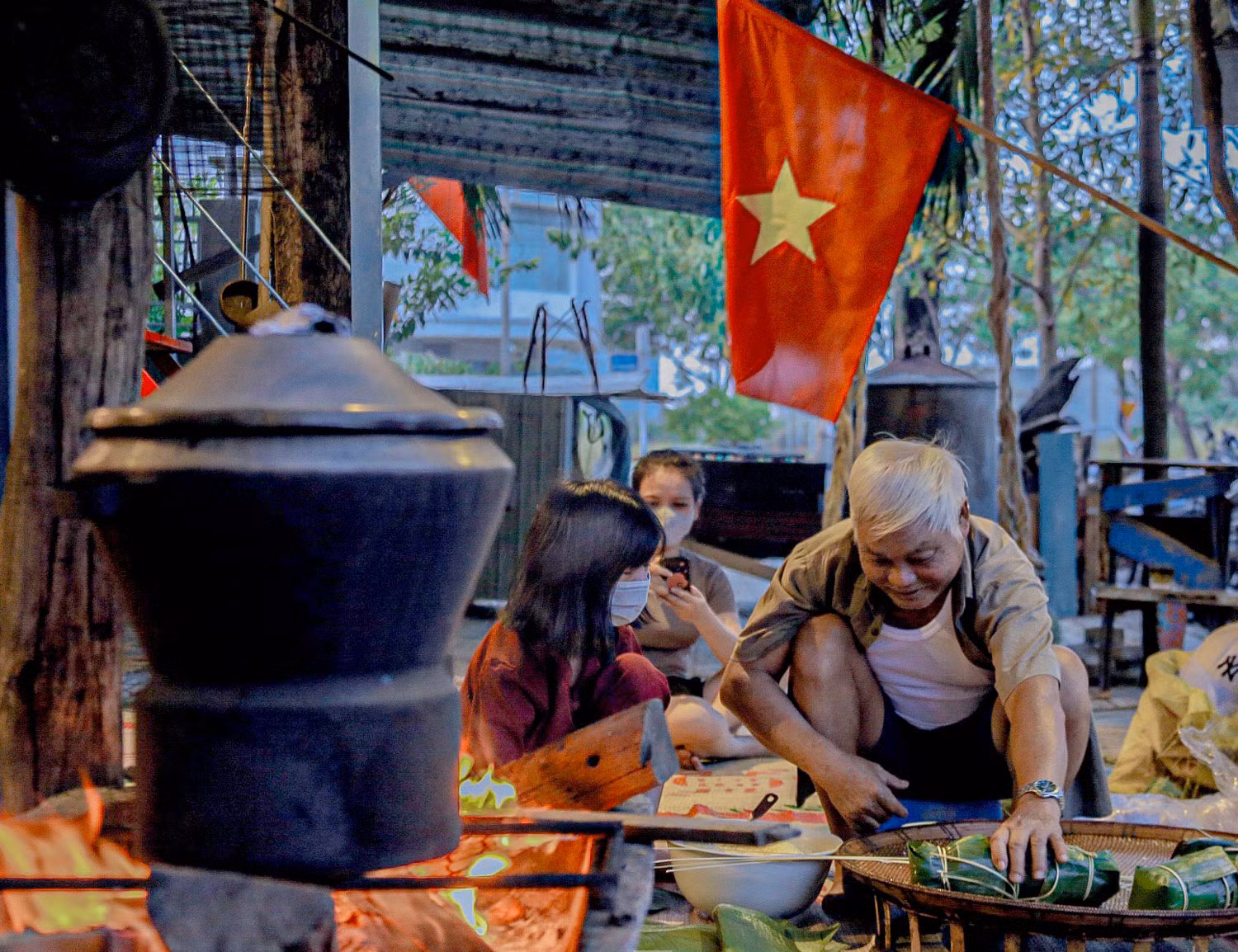 Những nồi bánh chưng đỏ lửa hằng đêm, đong đầy tình cảm của người Đà Nẵng gửi đến đồng bào vùng lũ các tỉnh phía bắc.